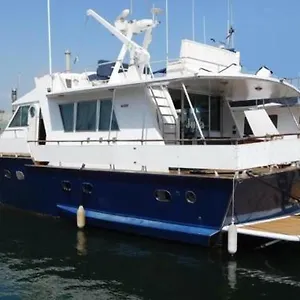  Hotel en barco Your Own Private Yacht
